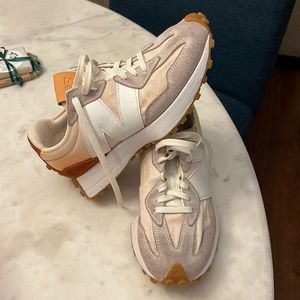 Woman’s Newbalance 327. Sz 7.5